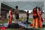 Des parachutistes se préparent pour leur futur saut dans le ciel d'Yverdon