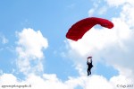 Une parachutiste, peu avant son atterrissage