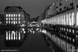 Le Kleine Alster et l'écluse du Rathaus - Hambourg - converti en niveaux de gris