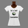 T-Shirt slim moulant dame - puck de hockey - Ici c'est Lausanne