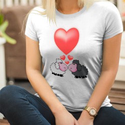 Romantisches Modedame t-shirt - Schafe in der Liebe und großes rotes Herz