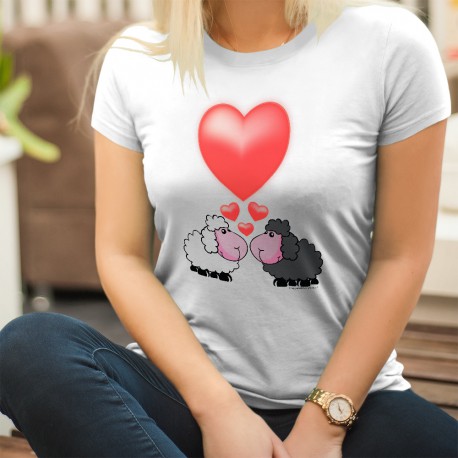 Moutons amoureux ❤ T-Shirt mode dame avec un couple mouton noir et mouton blanc amoureux et grand coeur rouge
