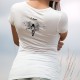 Donna T-Shirt - I am an Angel Girl - bella ragazza in abito sexy e indossando le ali bianche su uno sfondo di un cuore all'ombra