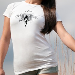 Donna T-Shirt - I am an Angel Girl - bella ragazza in abito sexy e indossando le ali bianche su uno sfondo di un cuore all'ombra