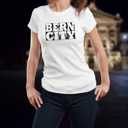 Donna moda T-shirt -  BERN CITY White - Lettere bianche e Palazzo federale sul fondo per la capitale della Svizzera