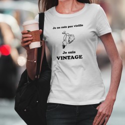 T-Shirt femme - Vintage Vespa, scooter italien de légende et citation humoristique "Je ne suis pas vieille, je suis Vintage"