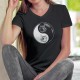 Donna cotone T-Shirt - Filosofia cinese Yin-Yang - la complementarietà di una testa bianca e nero di gatto e un tatuaggio tribal