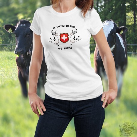 Damenmode T-shirt - In Switzerland we Trust (wir glauben an die Schweiz) und zwei Holsteinkühen rund um das Wappen der Schweiz