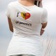 J'aime UN genevois ❤ T-shirt mode dame, illustré d'un coeur aux couleurs du canton de Genève et du texte "J'aime UN genevois "