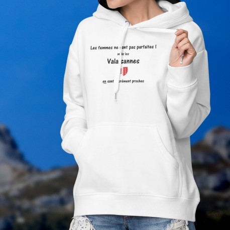 Les femmes ne sont pas parfaites ! mais les Valaisannes en sont sacrément proches ❤ Pull à capuche mode dame écusson du Valais