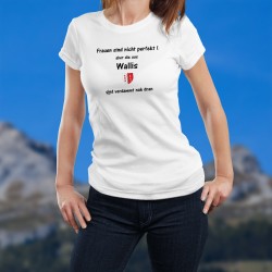 Frauen sind nicht perfekt aber die aus Wallis sind verdammt nah dran ★ Walliser Wappen ★ Damen T-shirt