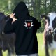 In Switzerland We Trust ✚ Nous avons confiance en la Suisse ✚ Pull à capuche coton dame, 2 Vaches Holstein  et l'écusson Suisse