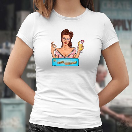 En mode télétravail ★ Cocktail Pop Art Girl ★  T-Shirt mode dame illustré d'une femme en tenu d'été tenant un cocktail