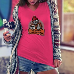 En mode télétravail ★ Gorille hipster ★ T-Shirt humoristique coton dame avec un Donkey Kong, en pause, tenant une tasse de café