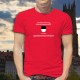 Un dzodzet remplit son VERRE aussi vite que possible ✚ aussi lentement... ✚ T-Shirt coton homme fribourgeois