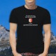 Un valaisan remplit son VERRE aussi vite que possible ✚ T-shirt in cotone da uomo