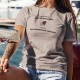 Je déballe le chocolat aussi vite que possible et le savoure aussi lentement que nécessaire ✚ T-Shirt dame phrase culte