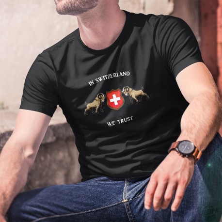 In Switzerland we Trust ✚ Nous croyons en la Suisse ✚ T-Shirt coton homme - Bouquetins des Alpes entourant l'écusson Suisse