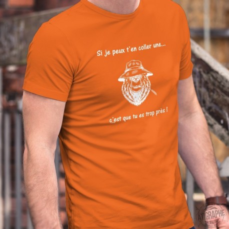 Si je peux t'en coller une... c'est que tu es trop près ✪ T-Shirt coton homme, ours mal léché portant un Panama et brin de blé