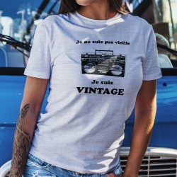 Vintage radio ★ je ne suis pas vieille, je suis vintage ★ T-shirt décontracté dame avec un Ghetto-blaster, radio des années 80