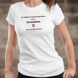 Les femmes ne sont pas parfaites ! mais les Jurassiennes en sont sacrément proches ★ écusson Jura ★ T-shirt humoristique dame