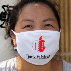 Think Valaisan ★ pense Valaisan ★ Masque en tissu lavable, inspiré d'une pub d'une marque de smartphone
