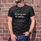 On n'est pas sorti de l'auberge ✪ T-Shirt humoristique coton homme, à traduire par "les ennuis ne sont pas terminés"