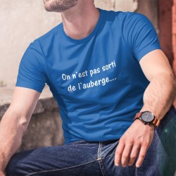 On n'est pas sorti de l'auberge ✪ T-Shirt humoristique coton homme, à traduire par "les ennuis ne sont pas terminés"