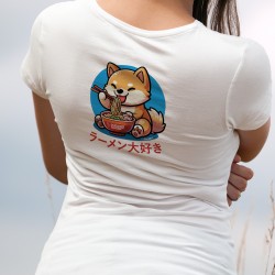 Uno Shiba Inu che mangia una ciotola di ramen e il testo giapponese ラーメン大好き ("I love ramen").  Maglietta Kawaii Lady