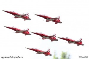 Sion Air Show 2011, la patrouille suisse en passage à basse altitude