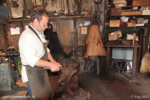 Un forgeron en plein travail