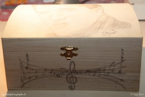 Portrait d'Elvis Presley dessiné sur un coffret en bois