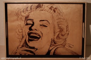 Portrait de Marilyn Monroe pyrogravé sur un plateau