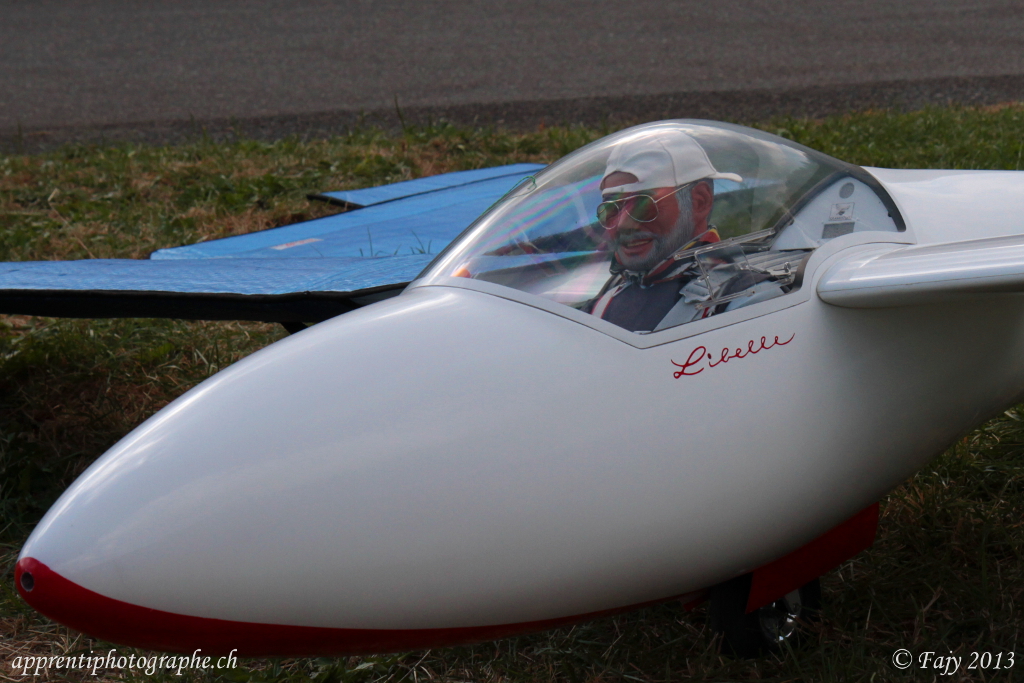 Un pilote de planeur heureux de participer à la Fête de l'Air d Yverdon