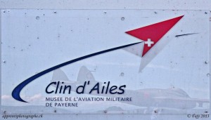 Le logo - Clin d'Ailes - sur la plaquette signalétique de l'entrée du musée