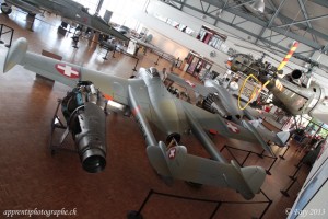 Un Venom DH-112 et un Vampire DH-100 dans le hall d'exposition du musée Clin d'Ailes