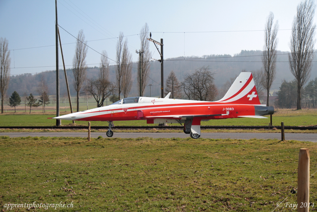 Un F5 Tiger de la patrouille Suisse sur une petite route de campagne