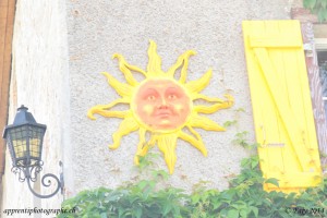 Photo sur-exposée d'un soleil sur une façade de maison