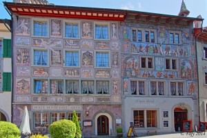 l'hôtel Adler, bâtiment historique dont la façade a été peinte par le célèbre illustrateur suisse, Alois Carigiet en 1956