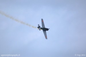 Le AT-16 Harvard IIB au début de sa boucle horizontal