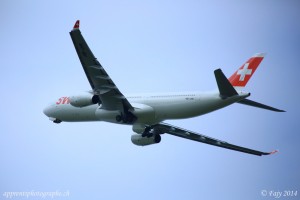 L'Airbus A330 rentre son train d'atterrissage avant de repartir pour Genève