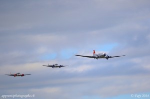 Le Douglas DC3 en formation avec les deux Beechcrafts