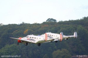 Les deux beechcrafts modèle 18s au décollage