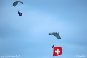 L'arrivée du drapeau suisse, accroché à un parachutiste, dans un silence quasi religieux