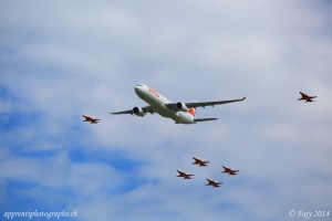 Quatre des F5 Tiger se sont placés en formation diamant derrière l'Airbus A330