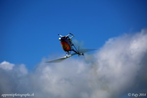 Vignettage naturel d'un hélicoptère modèle réduit pris au téléobjectif, lors d'un show d'aéromodélisme