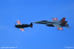 Un Morane-Saulnier MS-412 avion de combat français de la deuxième guerre mondiale accompagné d'un FA-18 des Forces aériennes Suisse